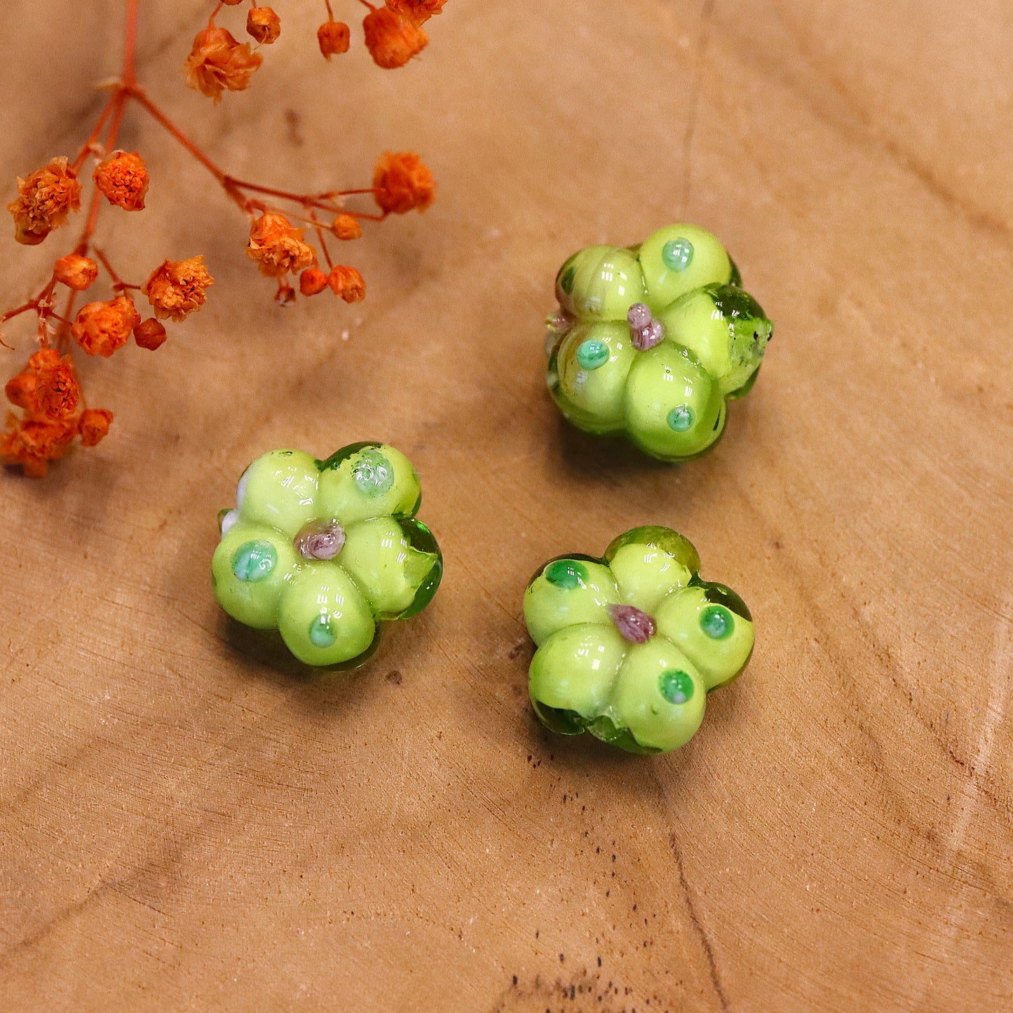 Bead green - glass bead flower
