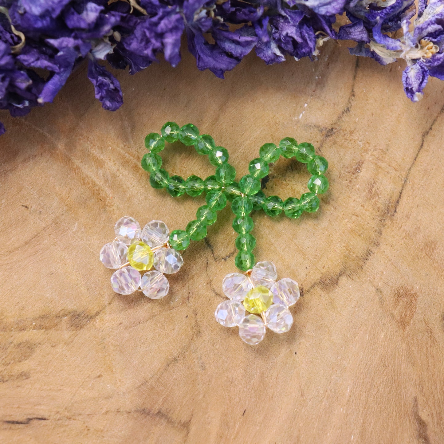 Bedel kralenbloem - strikje wit