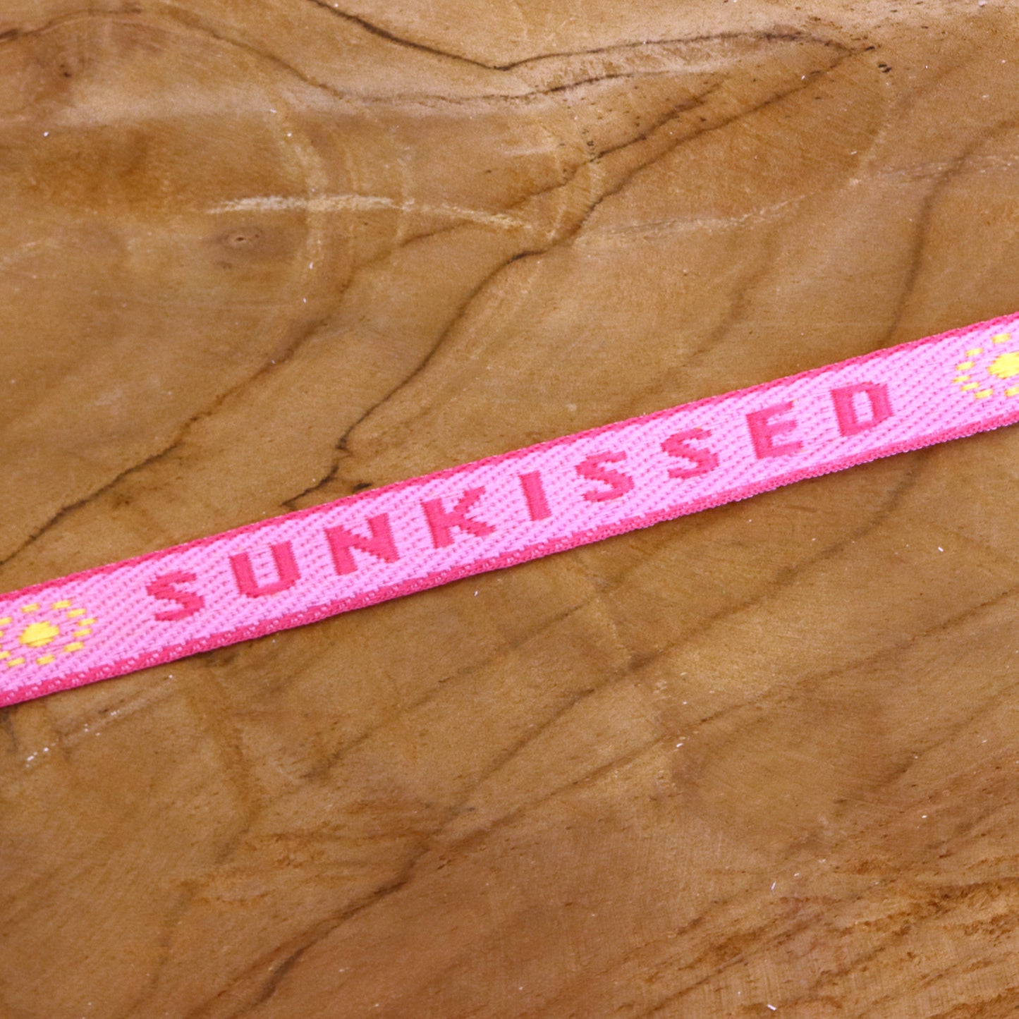 Band sonnengeküsstes Rosa