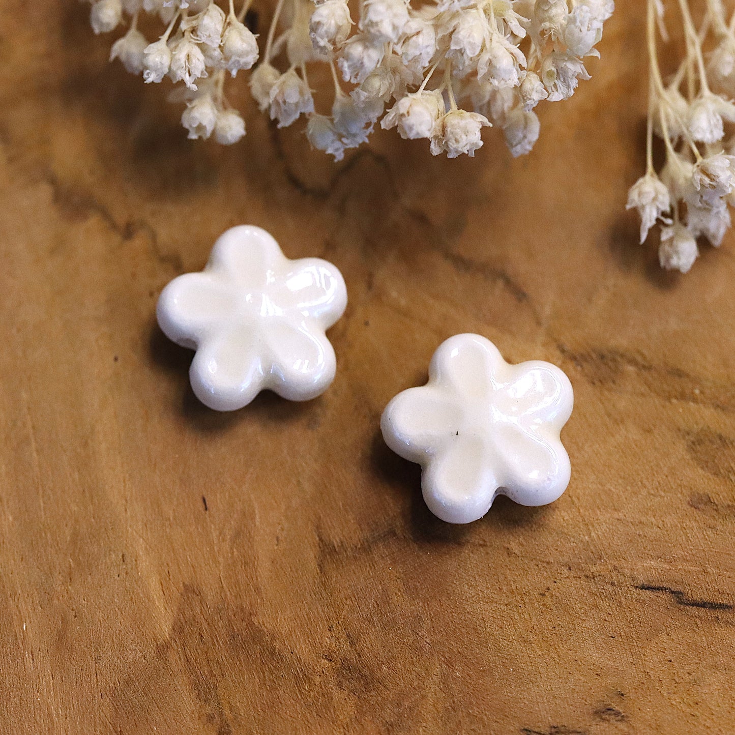 Bead white - ceramic flower