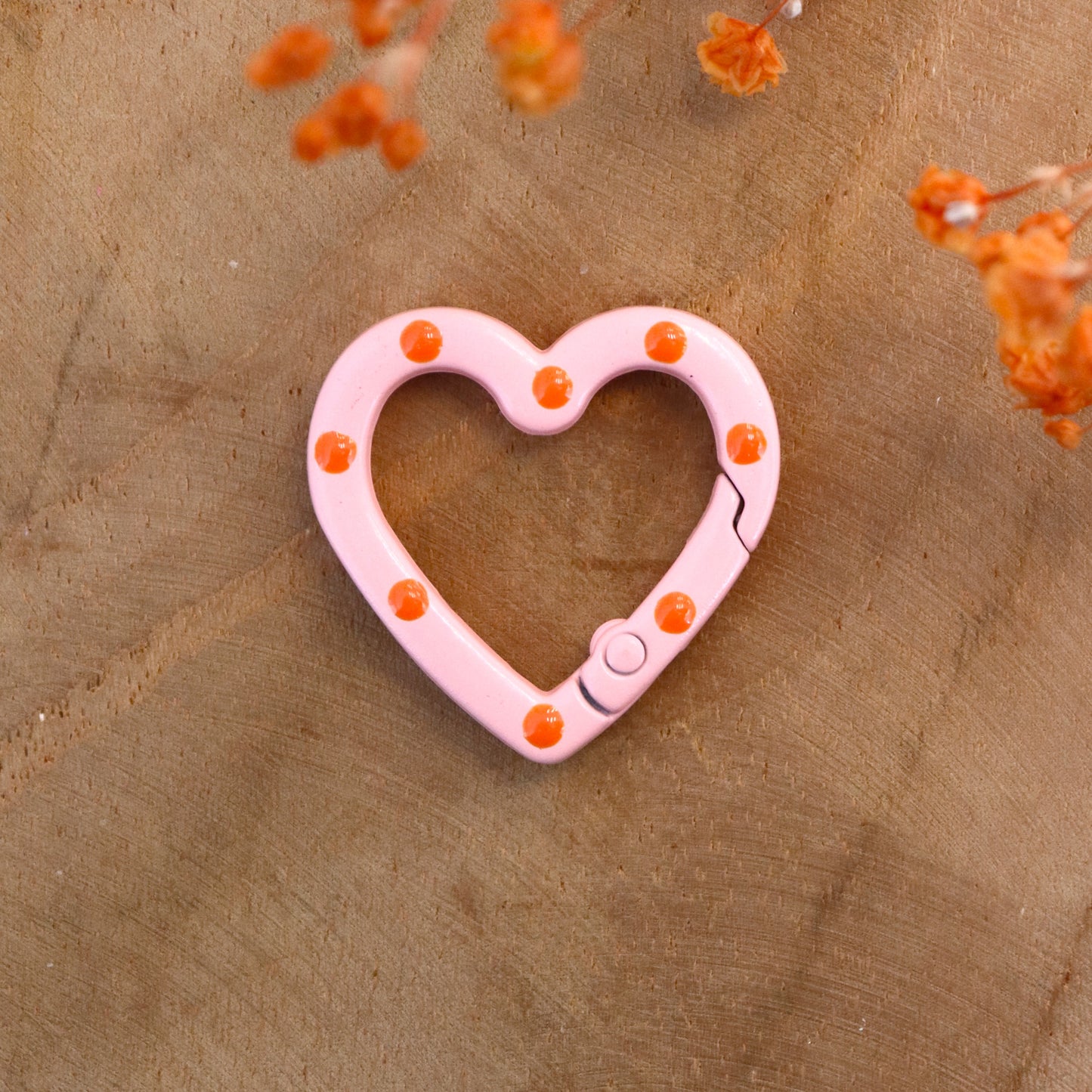 Sleutelhanger hart - lichtroze met oranje stippen