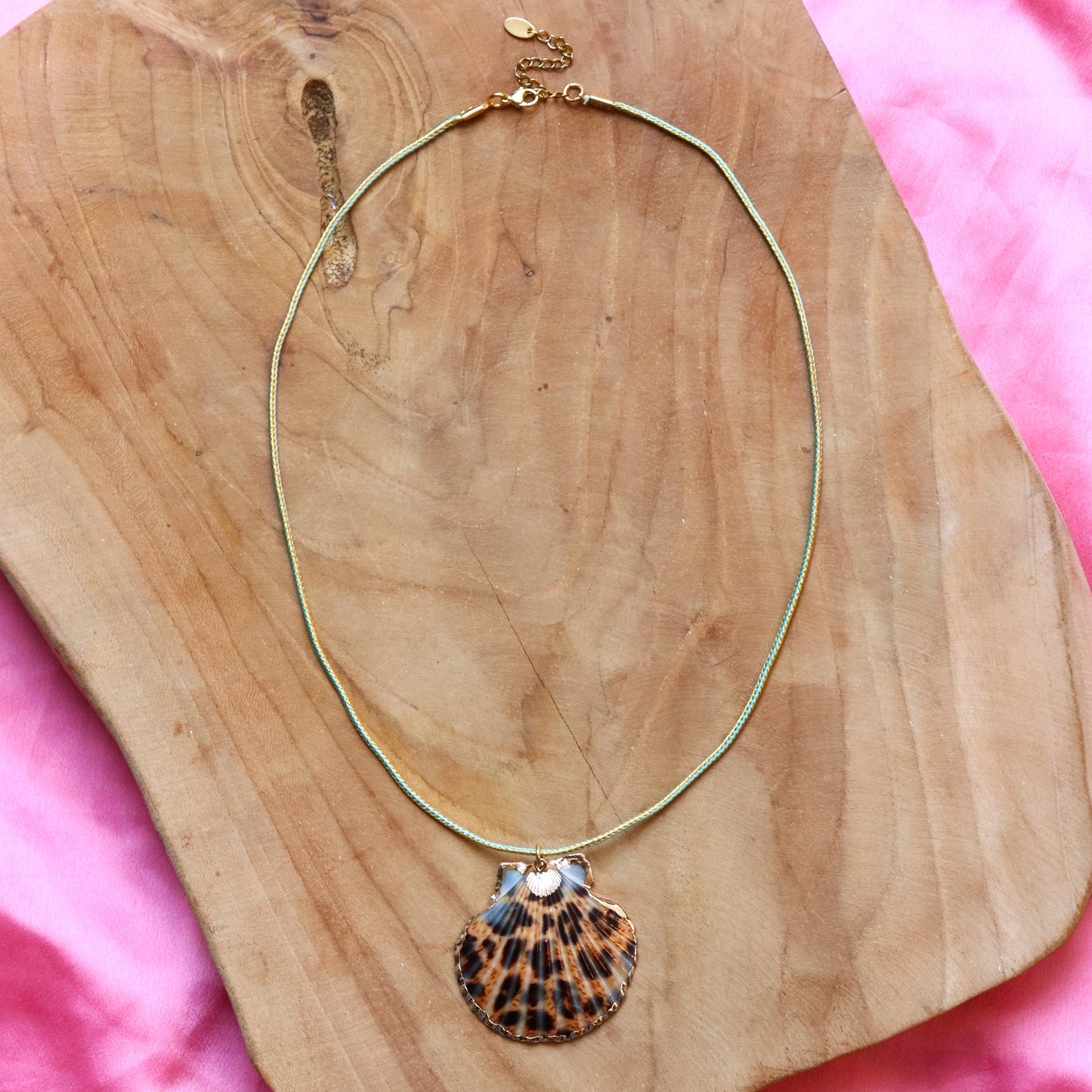 Kordelkette mit Panthermuschel - Grün-Gold