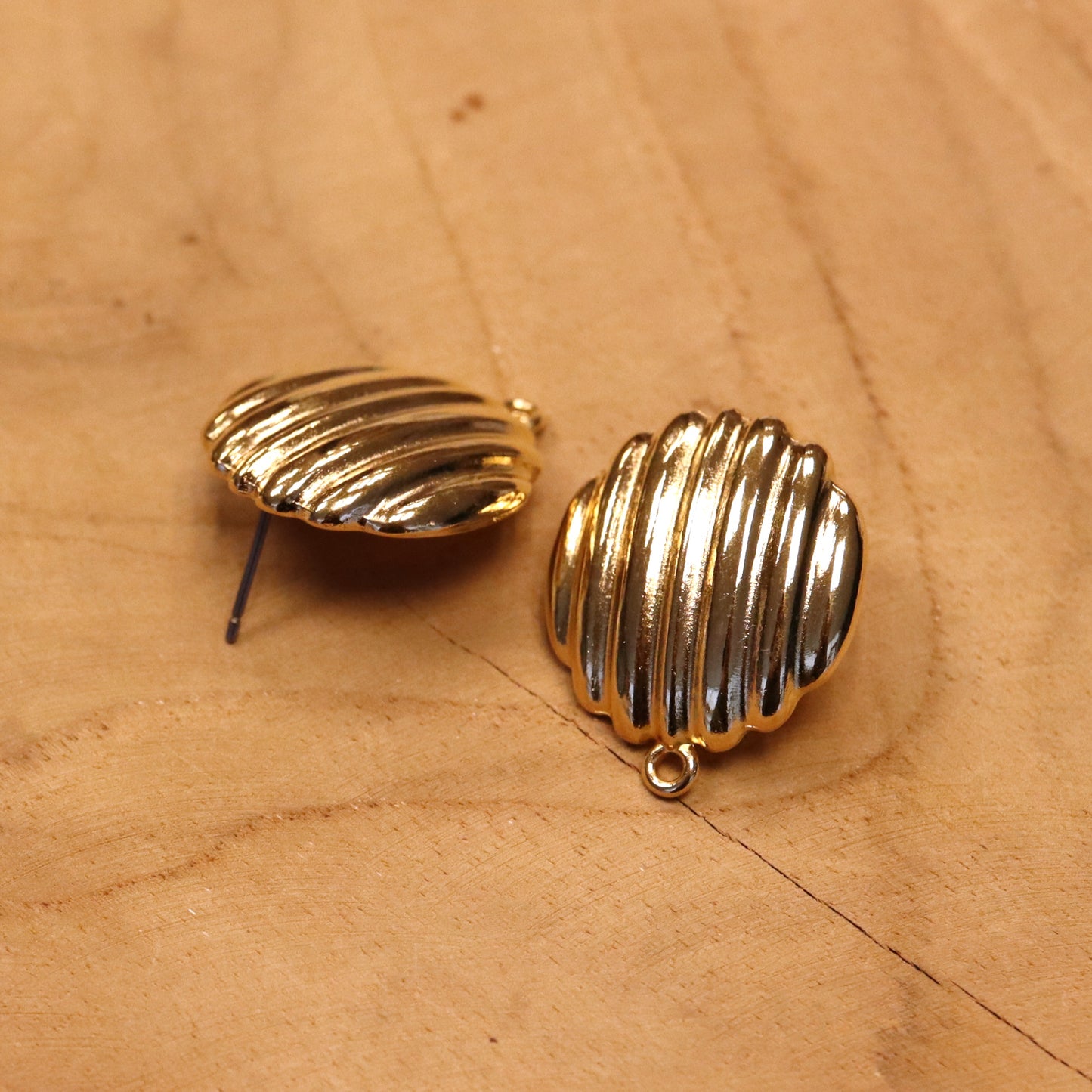 Oorsteker DQ GOUD rond met gestreept reliëf met oogje