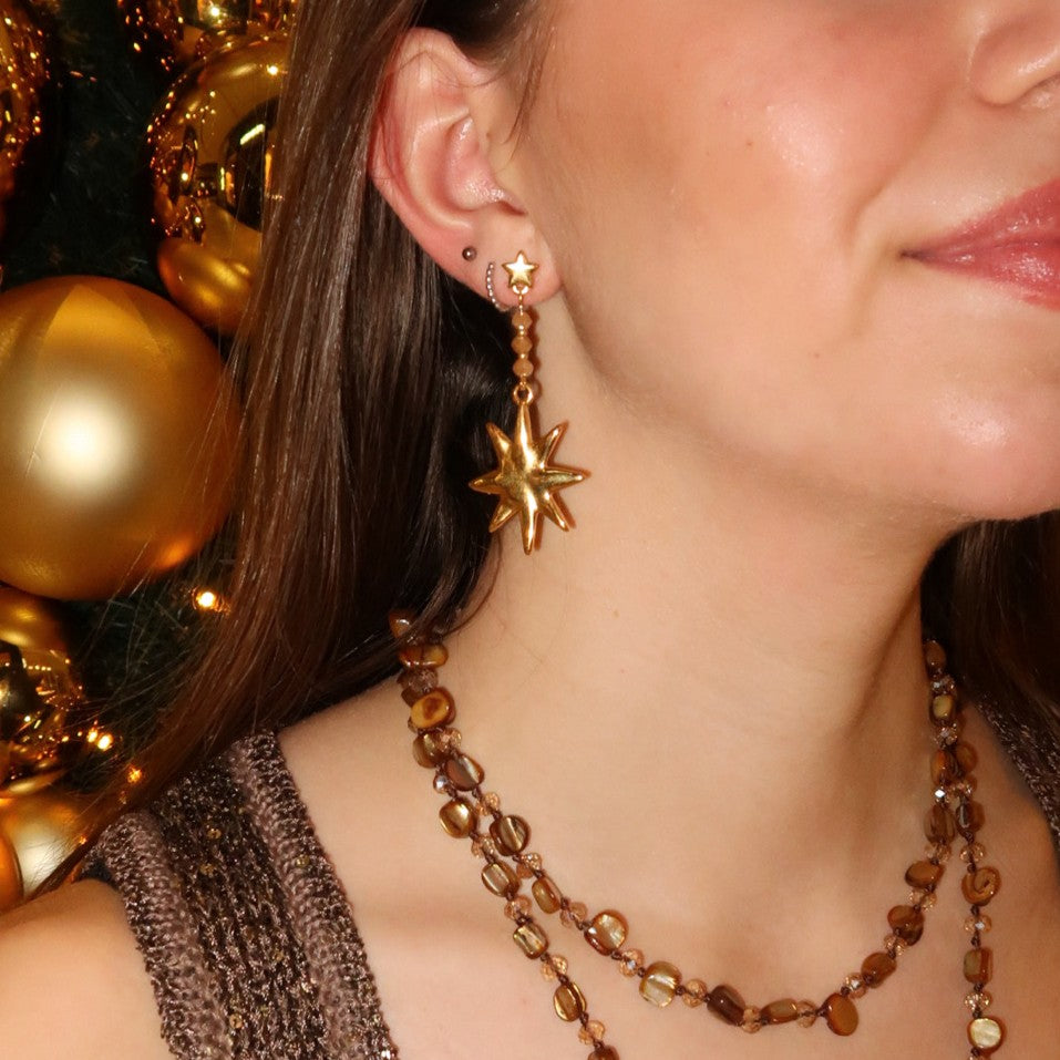 Kralenketting - geknoopt met schelpkralen en sterrenbedel