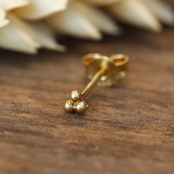 Gold plated oorsteker met drie bolletjes