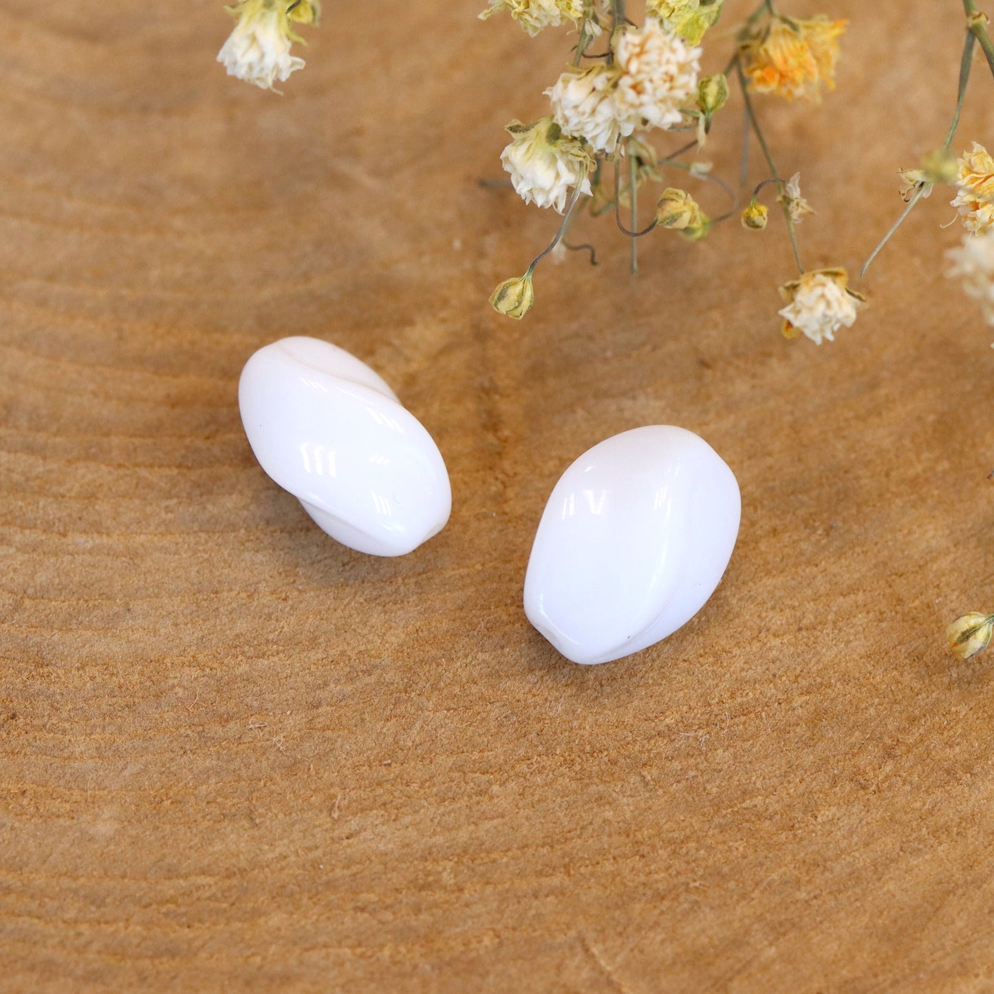 Perle weiß - Glasperle oval gedreht