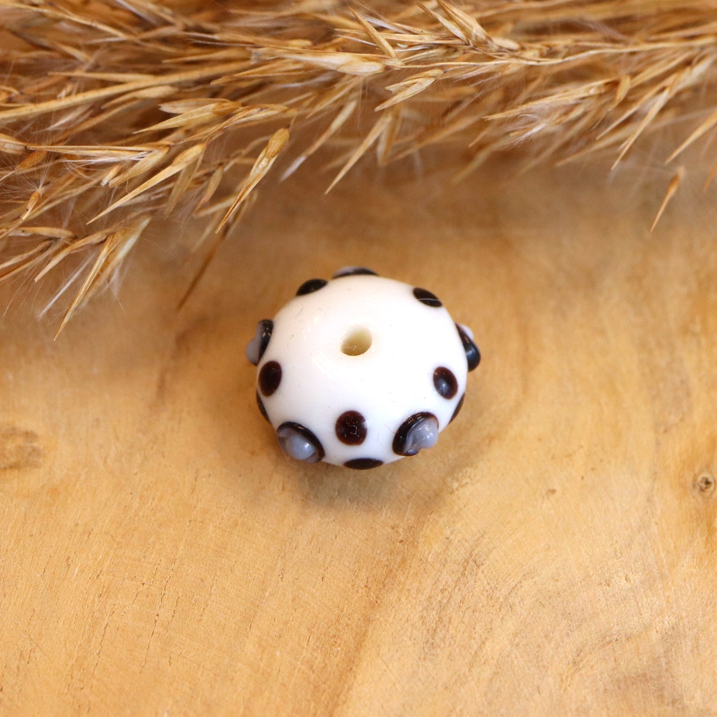 Kraal wit - keramiek donutvorm met spikkels