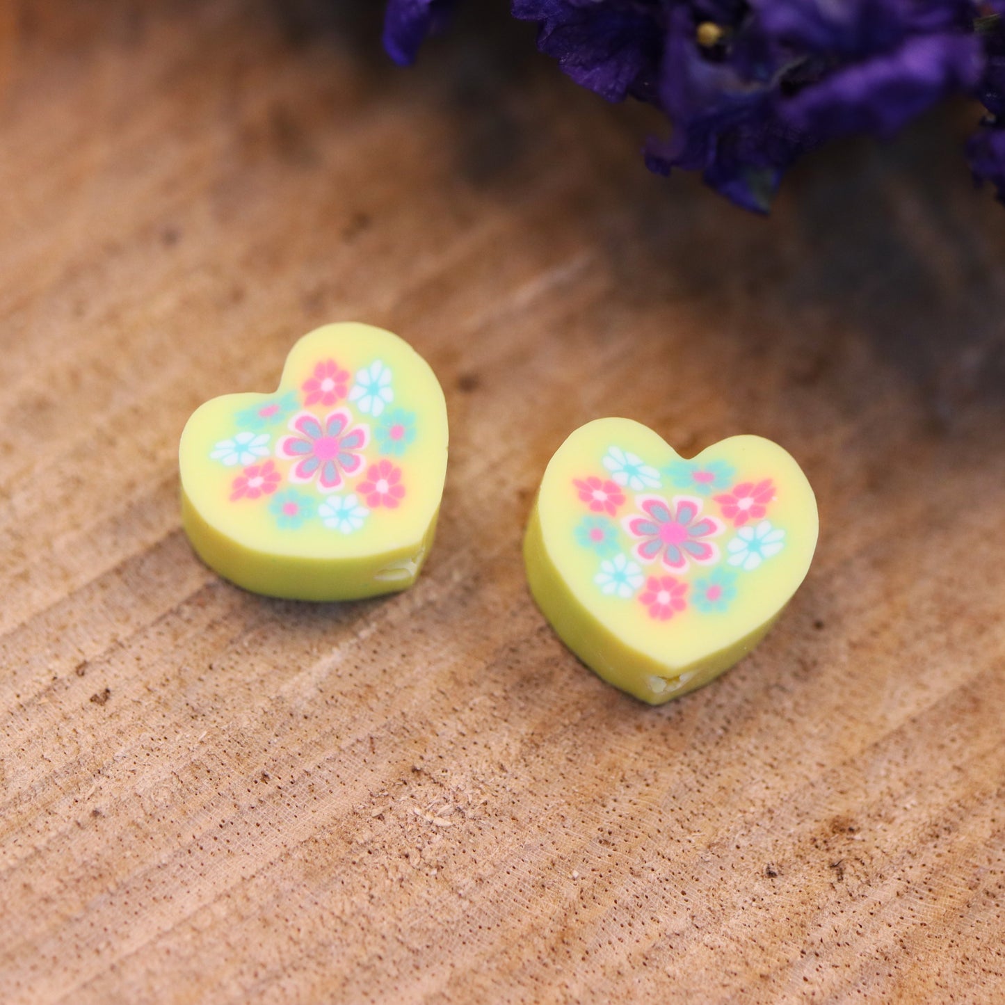 Polymeer geel hart met bloemen