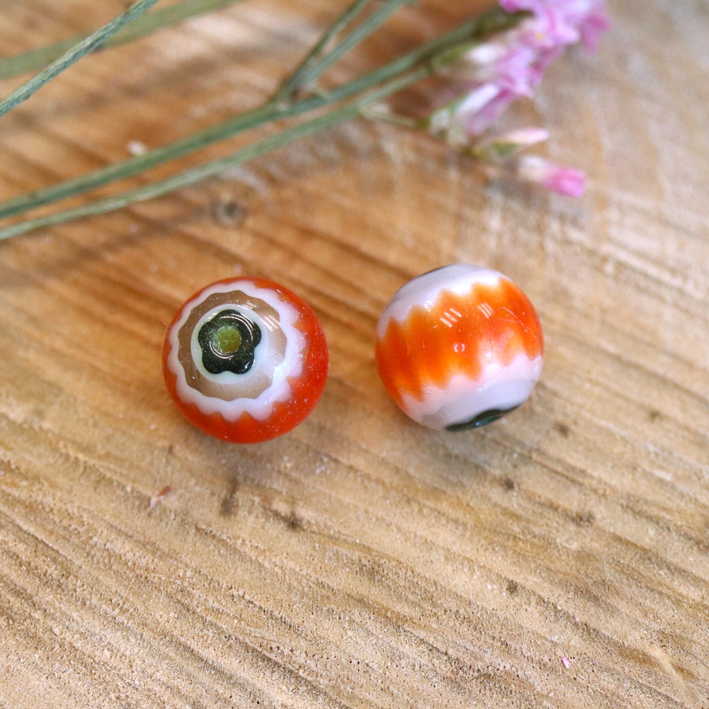 Perle orange - Glasperle mit weißer und grüner Blume