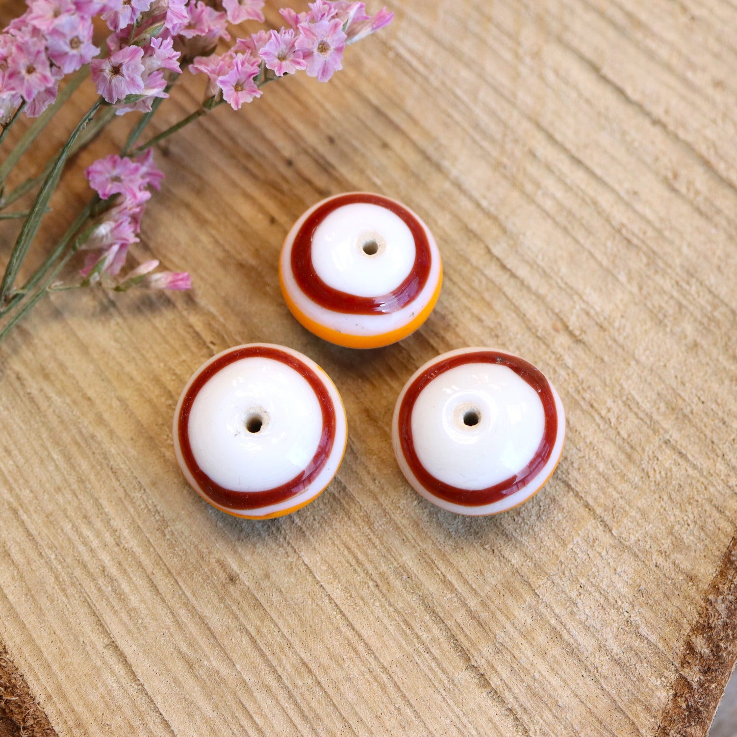 Perle orange - Keramik flach rund mit orangen und roten Streifen