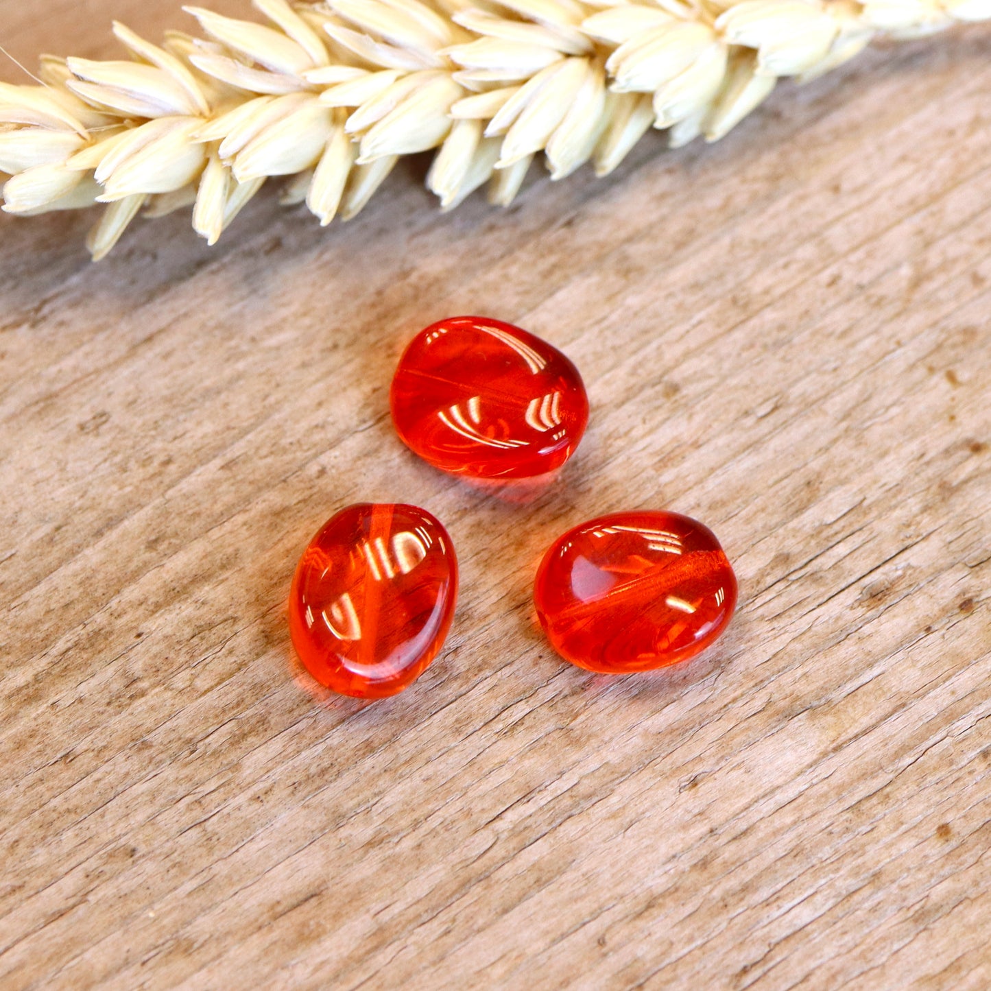 Kraal rood - glaskraal gebogen ovaal