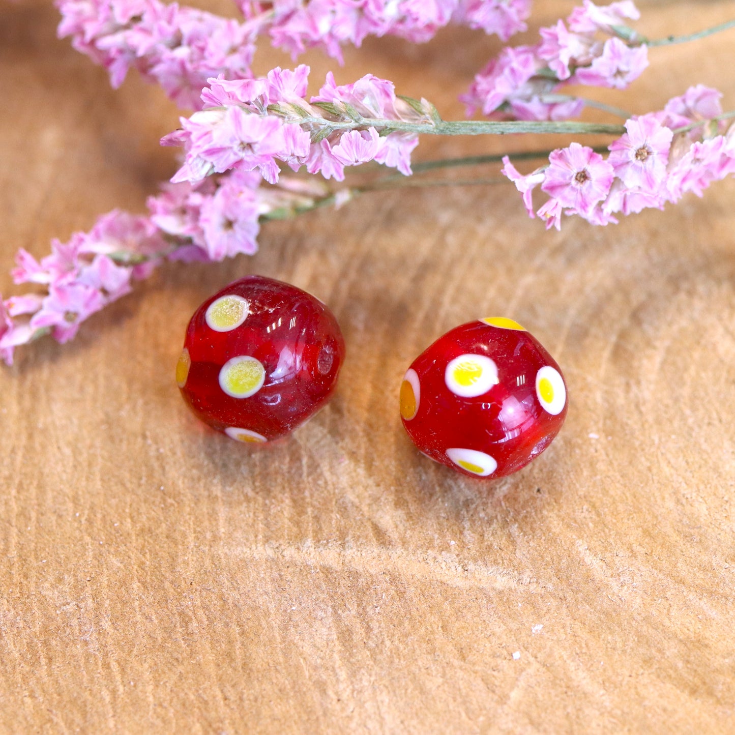 Kraal rood - glaskraal rond met gele stippen