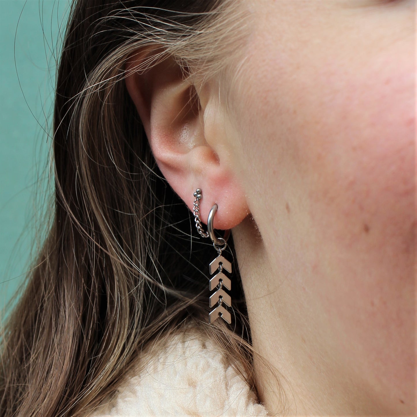 Ohrstecker aus Edelstahl mit silberner Kette