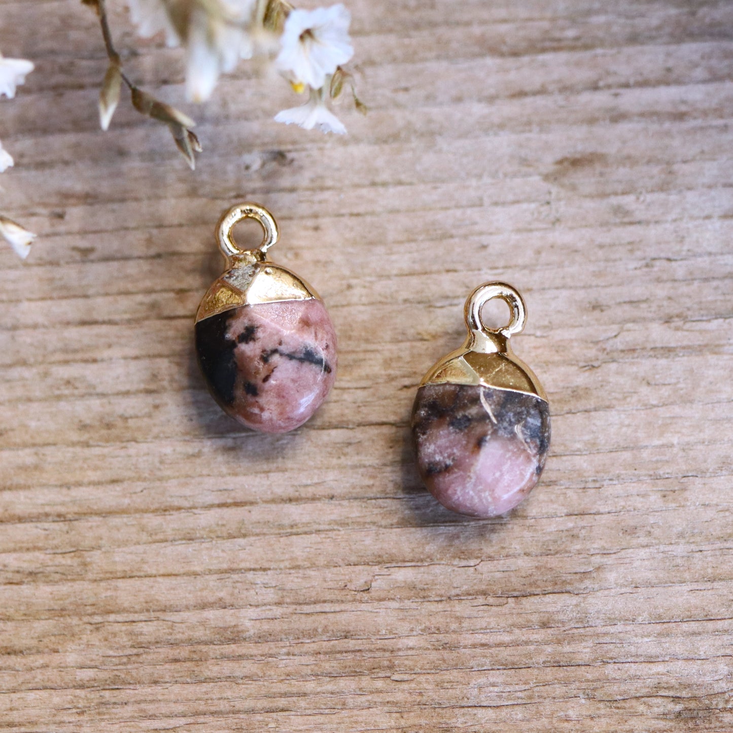 Rhodonit-Anhänger mit vergoldeter Oberseite