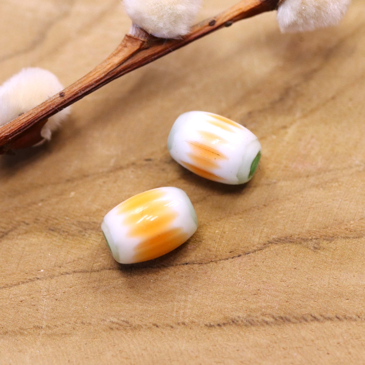 Kraal wit - glaskraal tube met oranje strepen