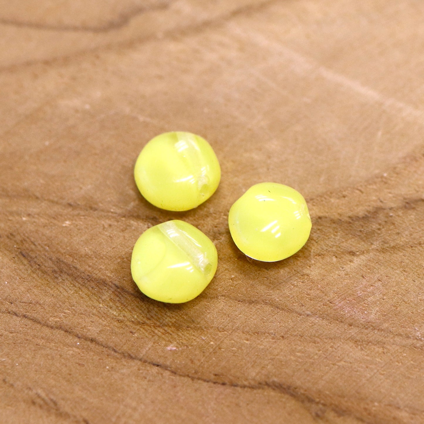 Kraal geel - glaskraal plat met gat aan de bovenkant