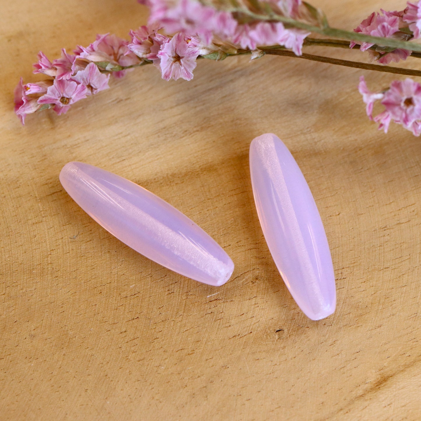 Bead pink - glass bead oval with mother-of-pearl effect