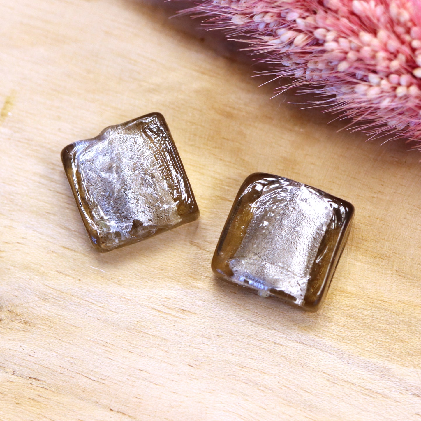 Kraal grijs - glaskraal plat vierkant