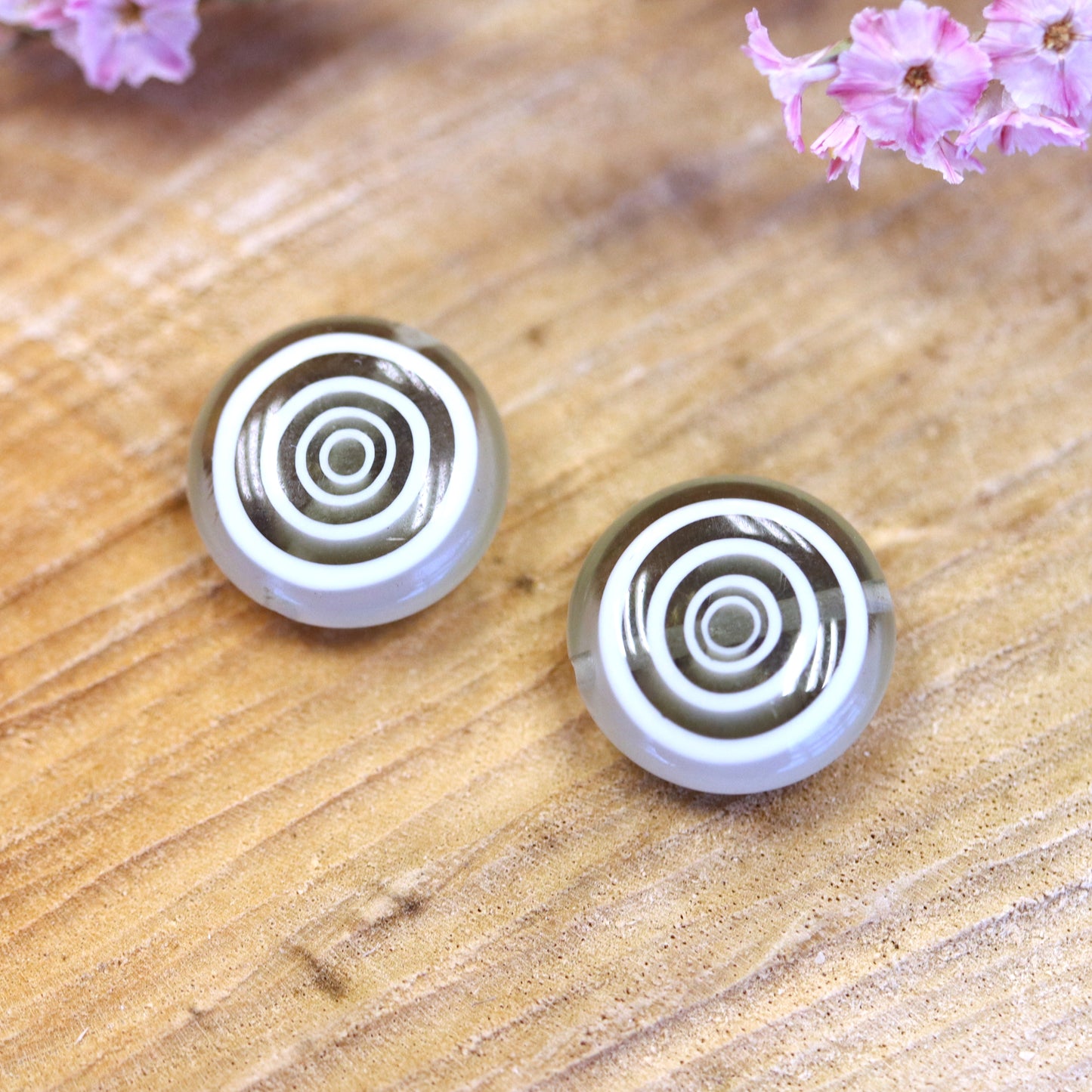 Kraal grijs - glaskraal plat rond met cirkels