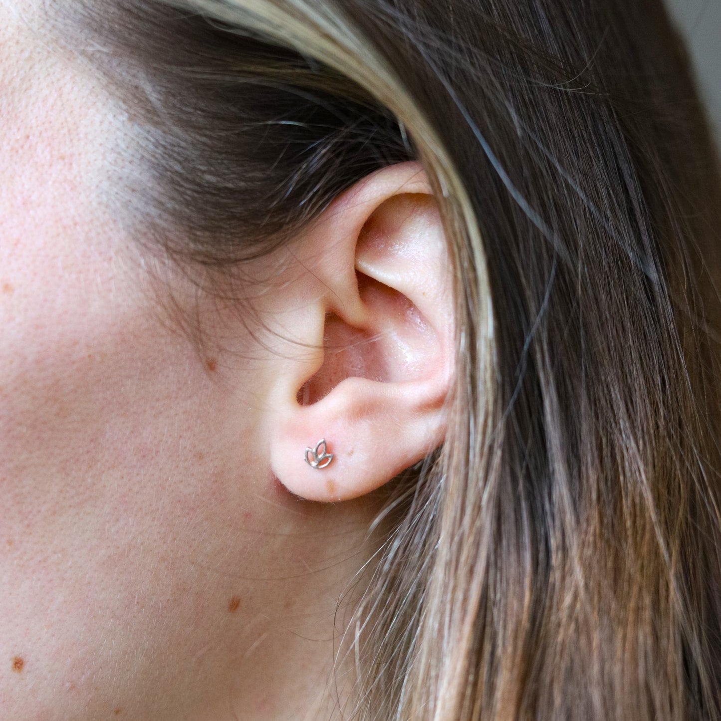 925 sterling silver stud earring with lotus