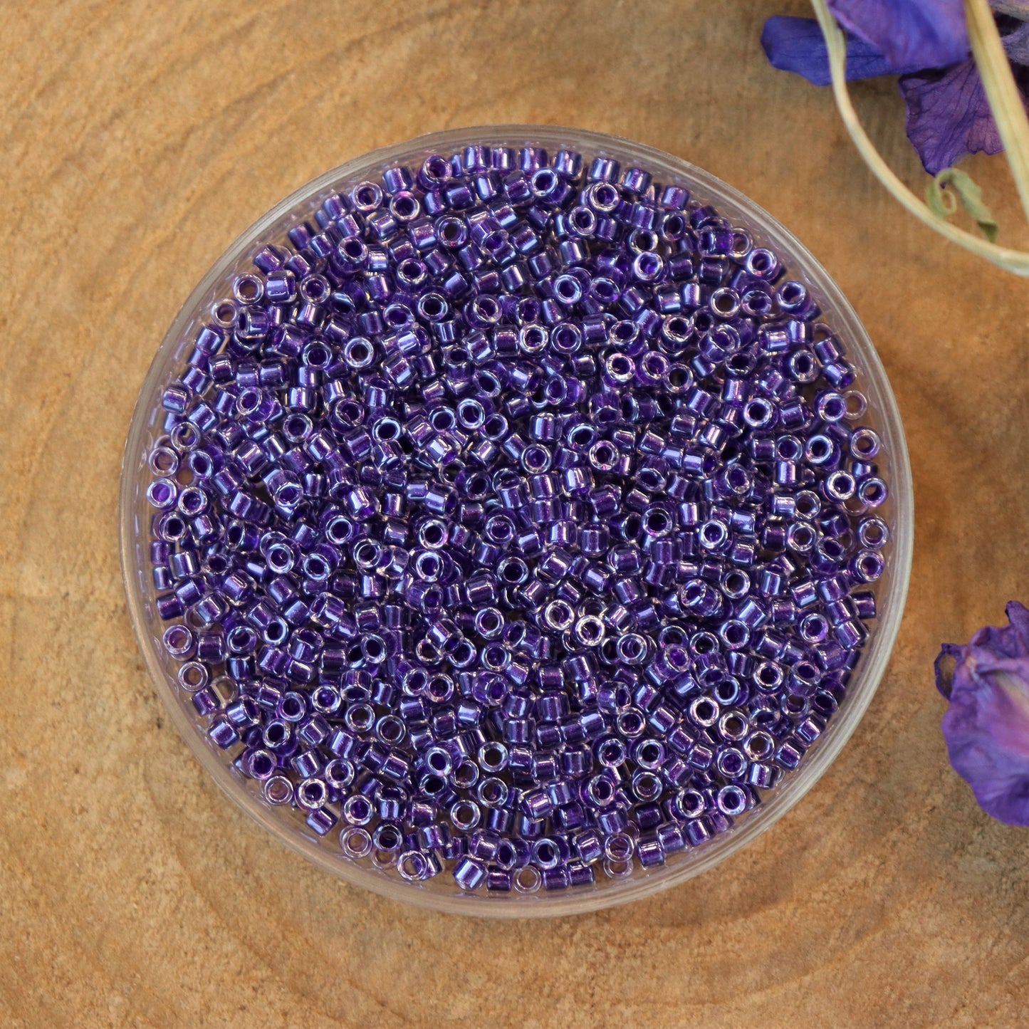 DB-923 Sparkling violet lined crystal 5 grams