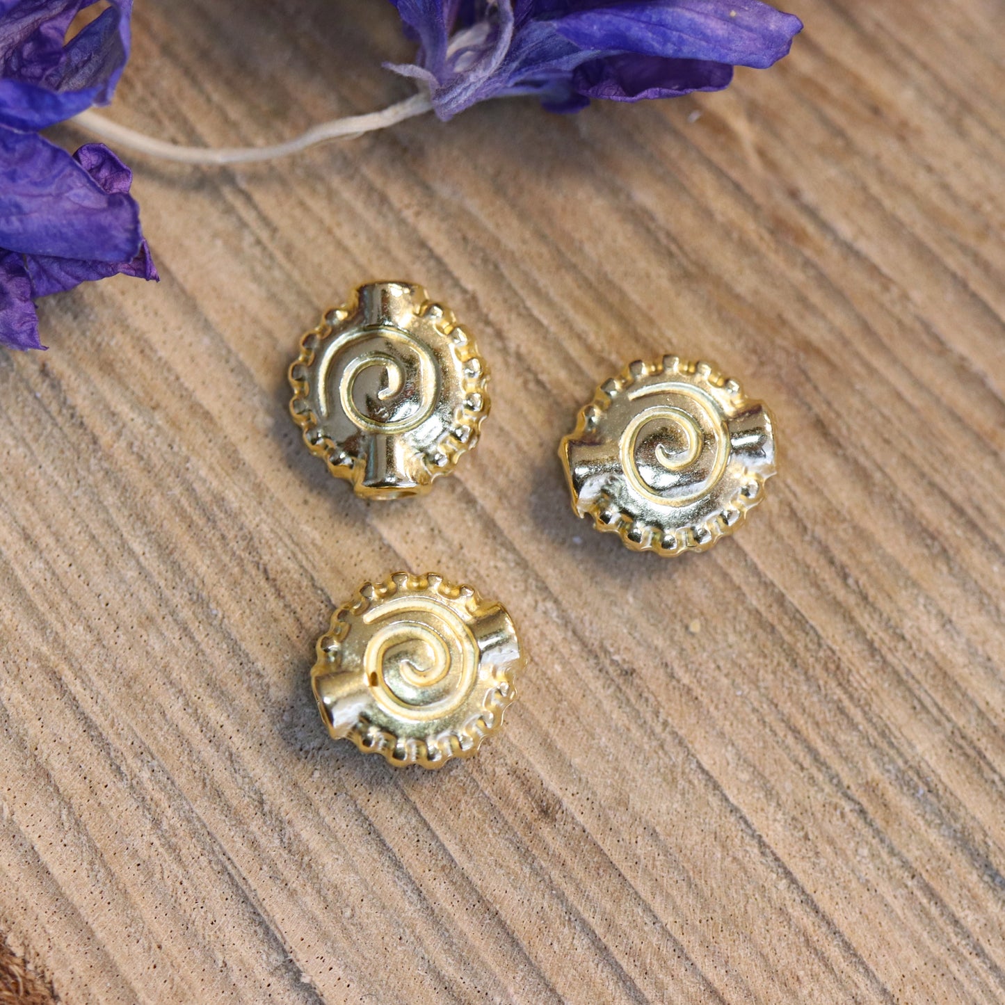 Bead DQ GOLD swirl with serrations