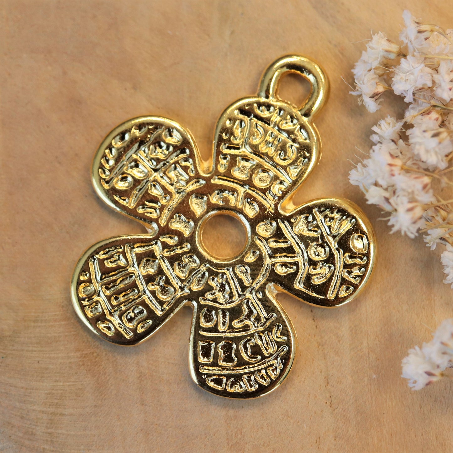 DQ GOLD großer geschnitzter Blumenanhänger