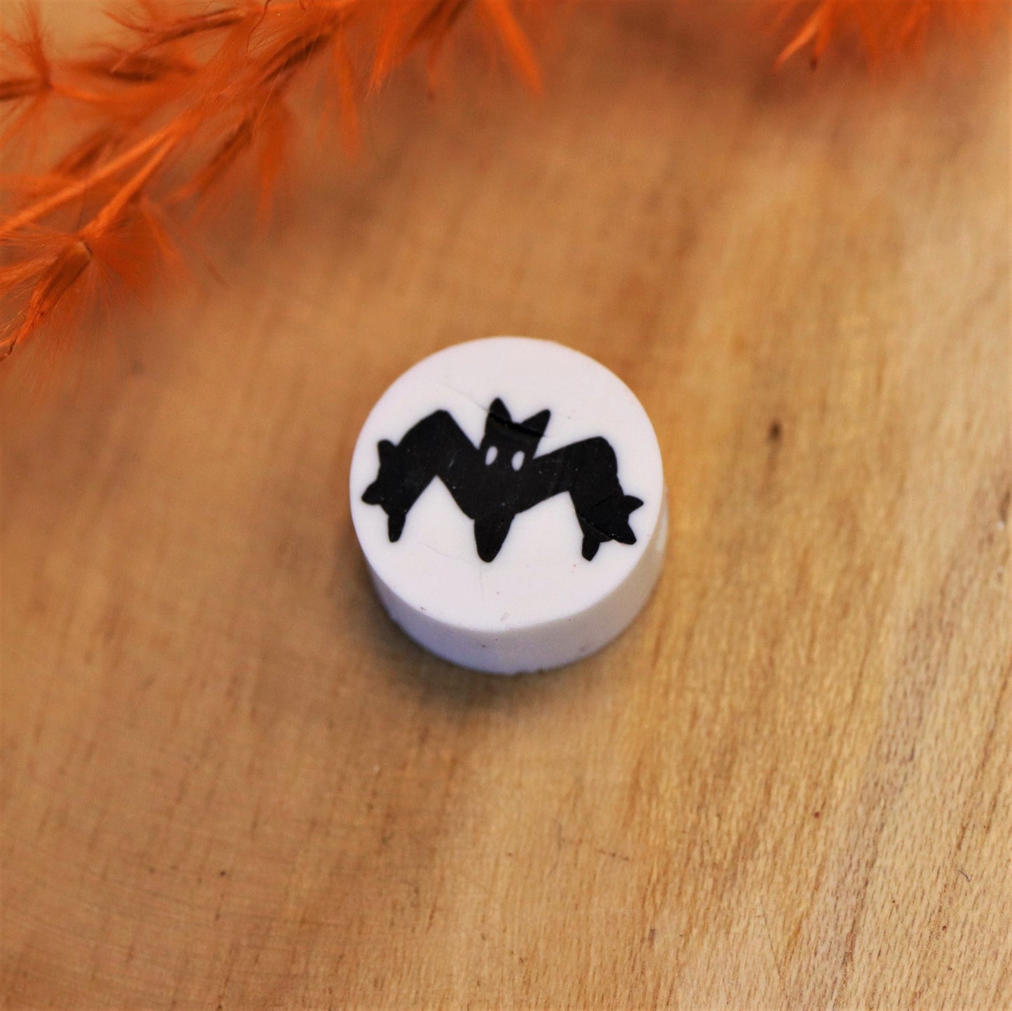 Polymerweiß mit schwarzer Fledermaus