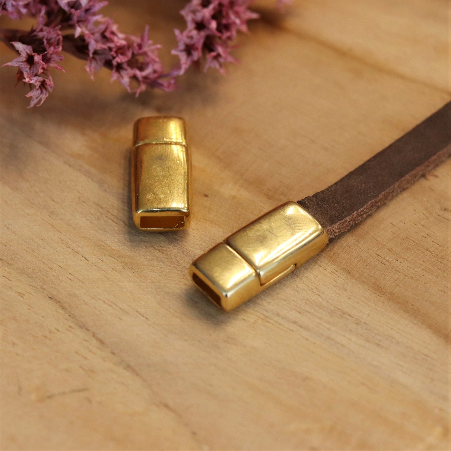 Flat leather 5mm magnetic closure DQ GOLD