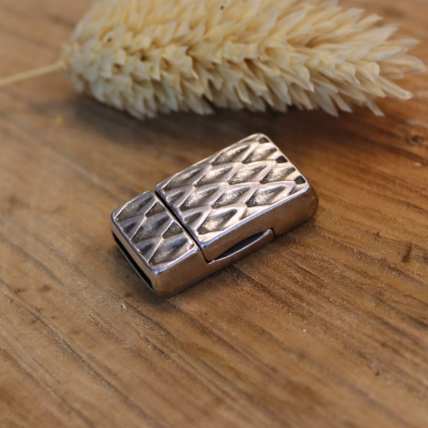 Magnetic closure diamond pattern DQ silver