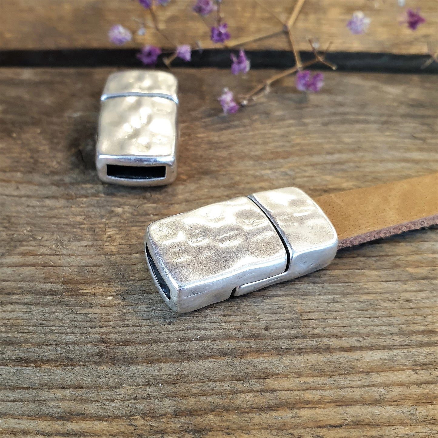 Flat leather 10mm magnetic closure hammered DQ silver