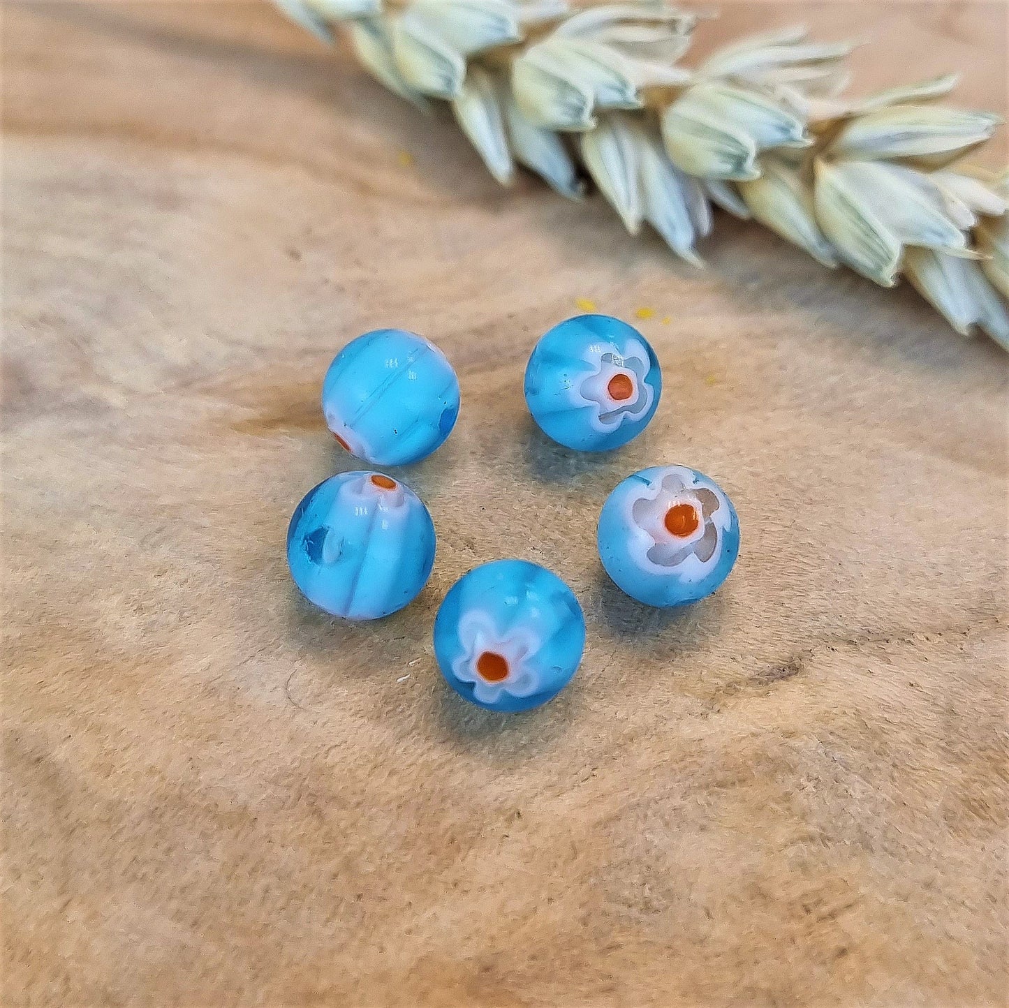 Kraal blauw - millefiori met wit bloemetje