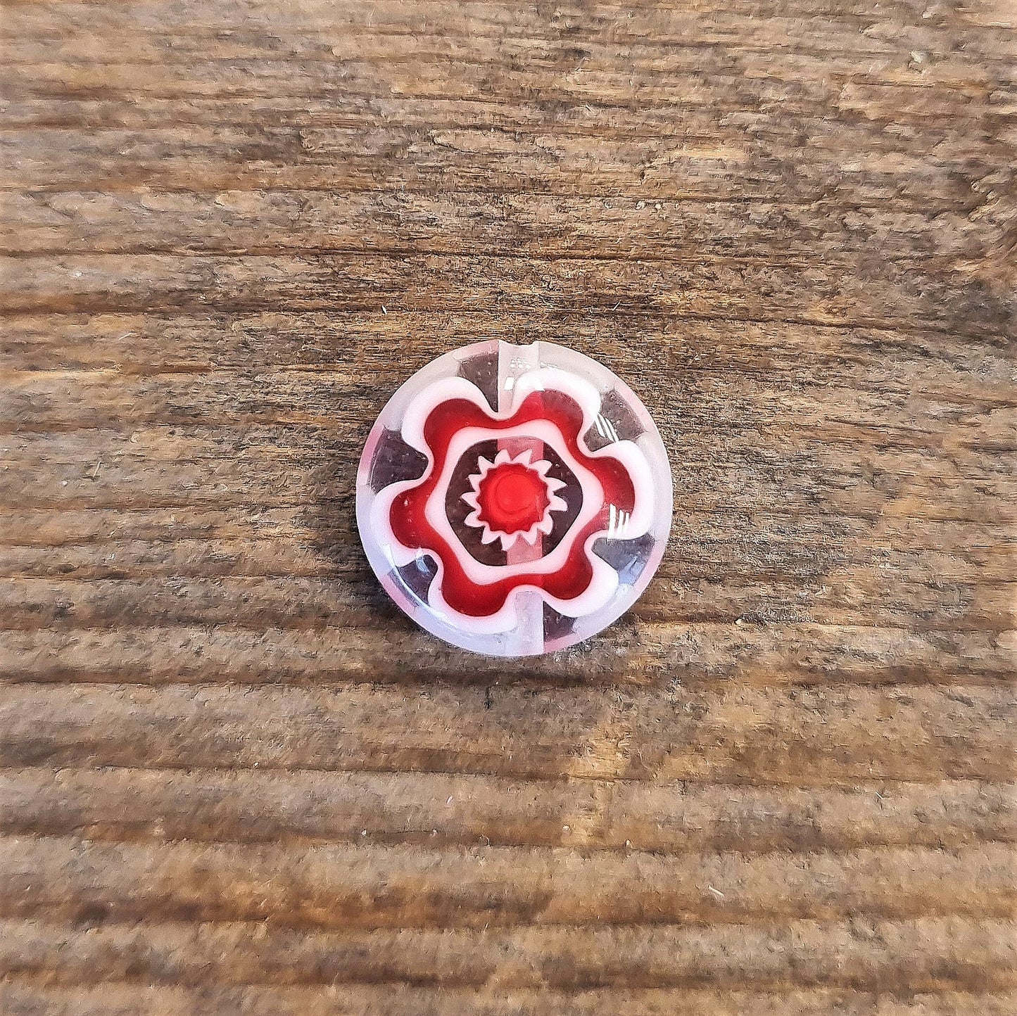 Kraal wit - millefiori met rood bloemetje