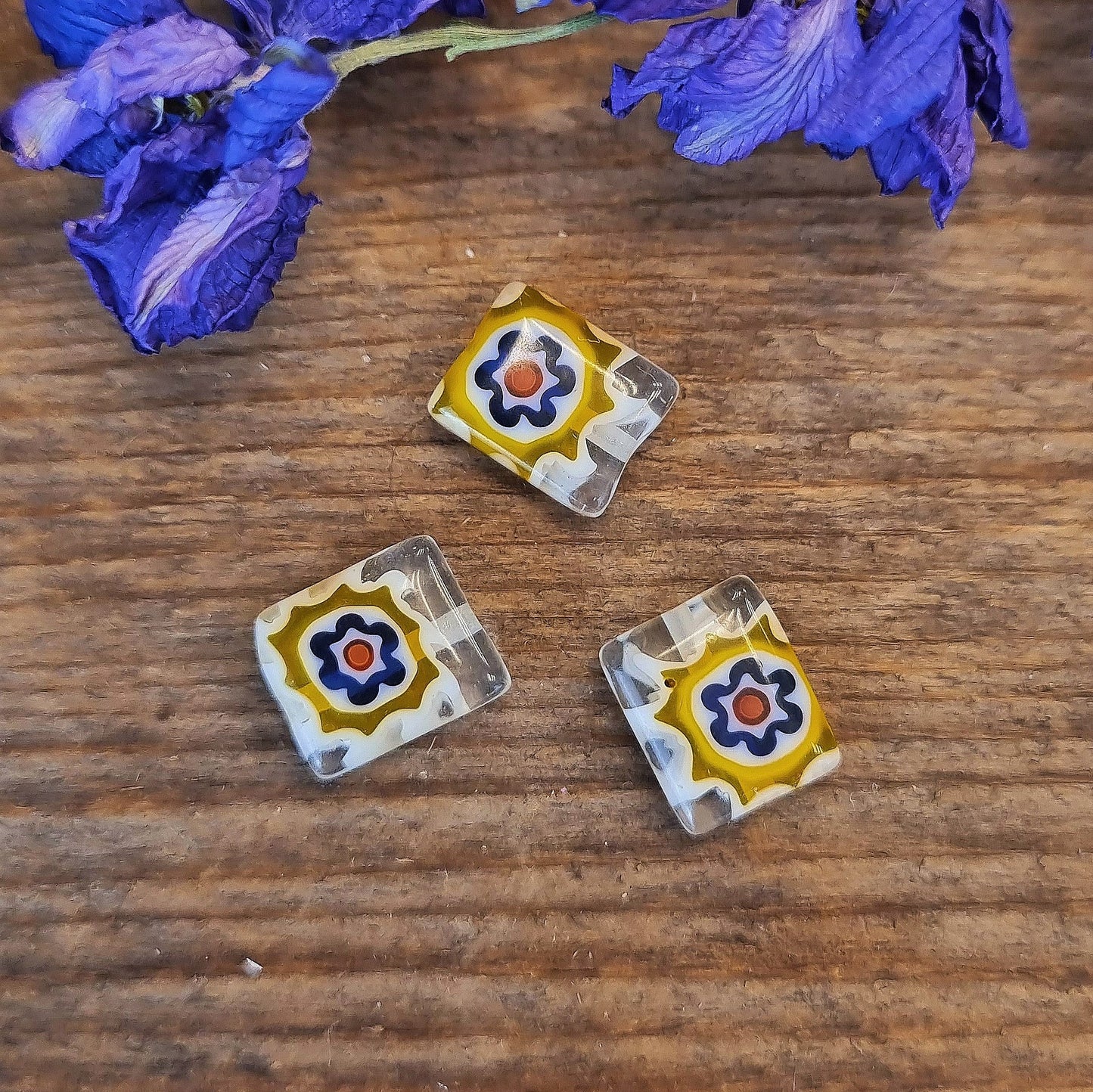 Perle weiß - Millefiori Rechteck mit blauer Blume