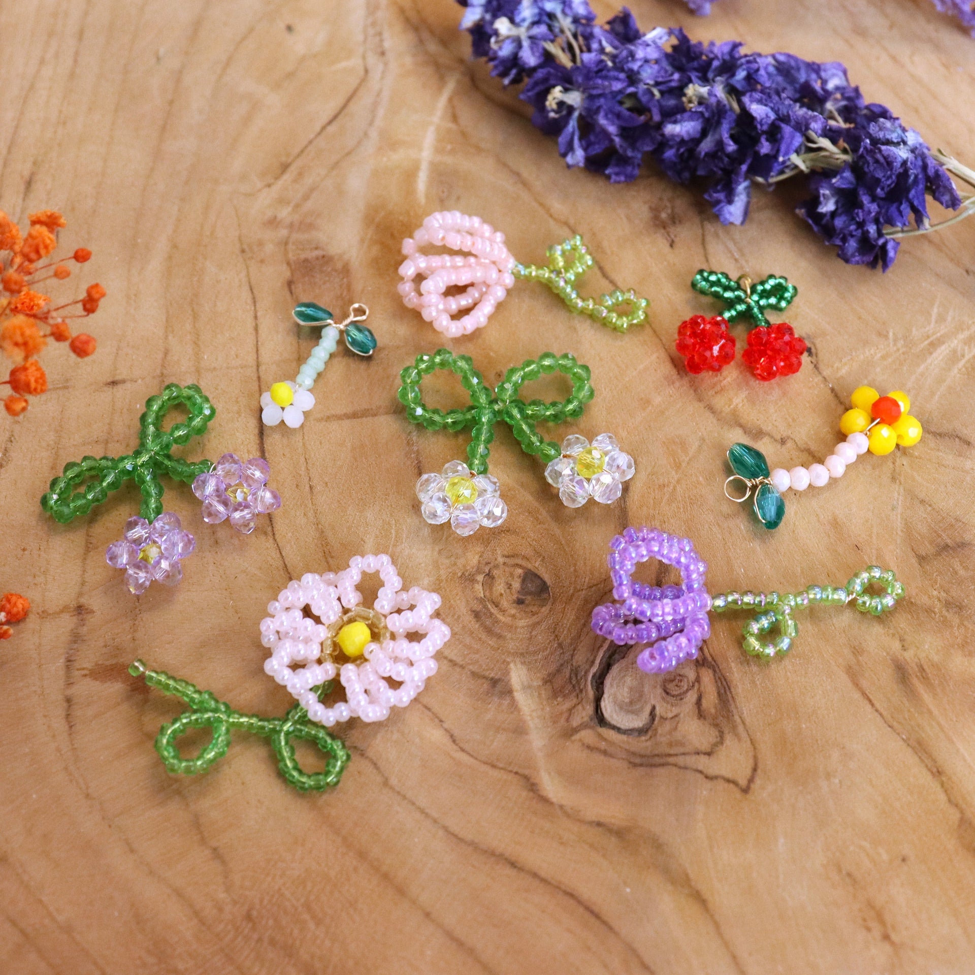 Unieke bedel of hanger voor aan oorring of ketting gemaakt van kralen in de vorm van een bloem - BAYU