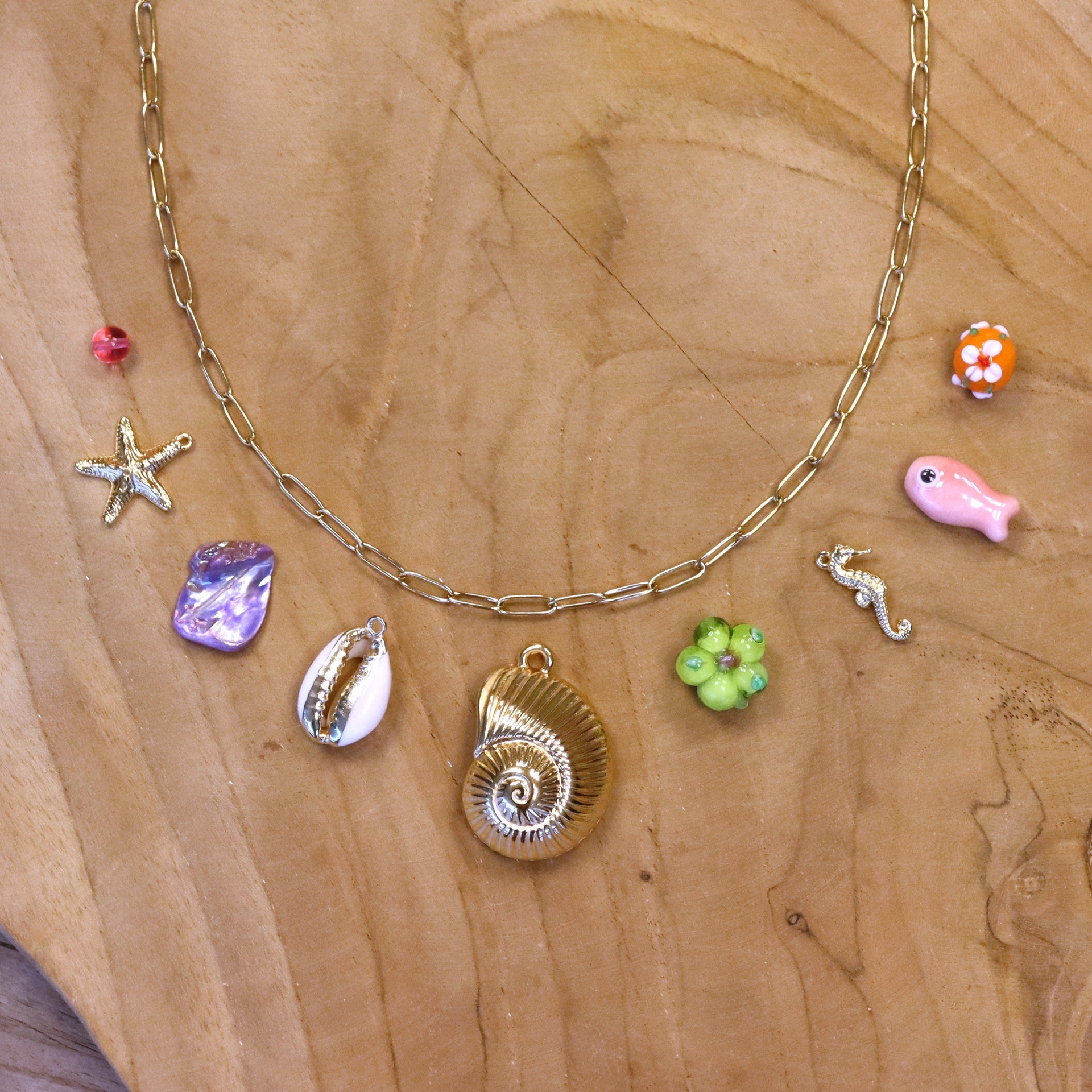 Zelf bedelketting ontwerpen met gouden bedels en unieke kralen