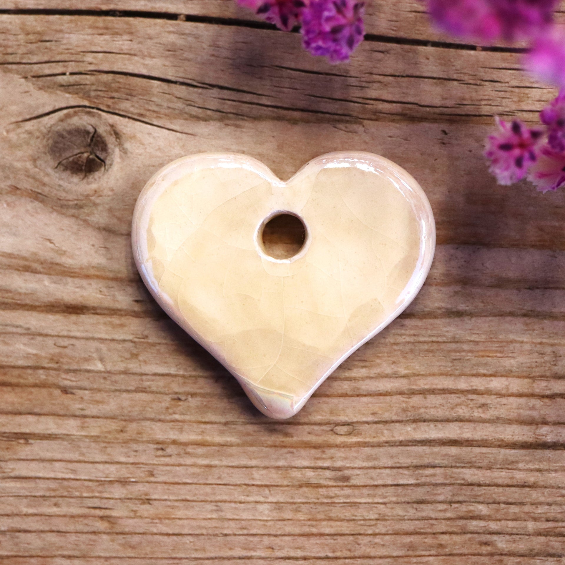 Keramieken bedels hart in verschillende kleuren, leuk aan satijnkoord als ketting of sleutelhanger of aan een oorring - BAYU