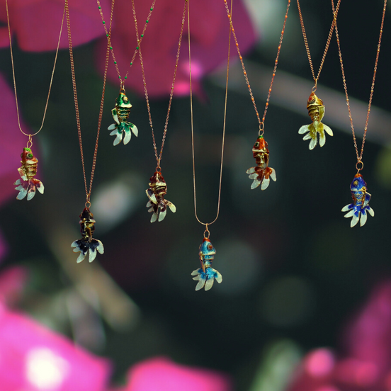 Kettingbedel - cloisonne vis zwart