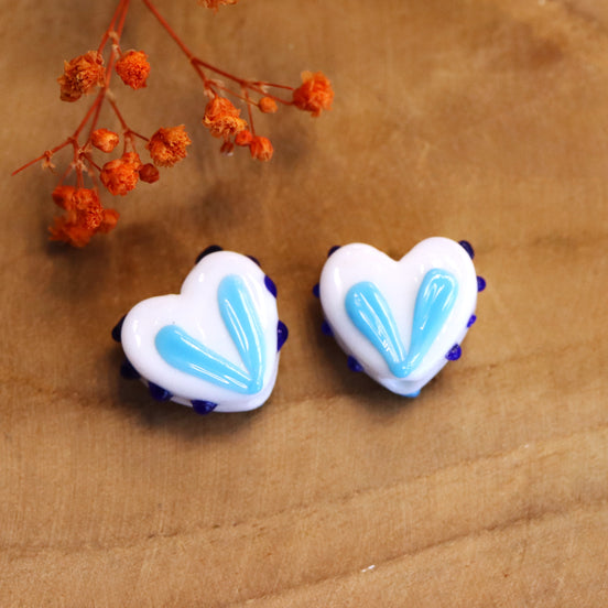 Kraal wit - keramieken hart met blauwe versiering