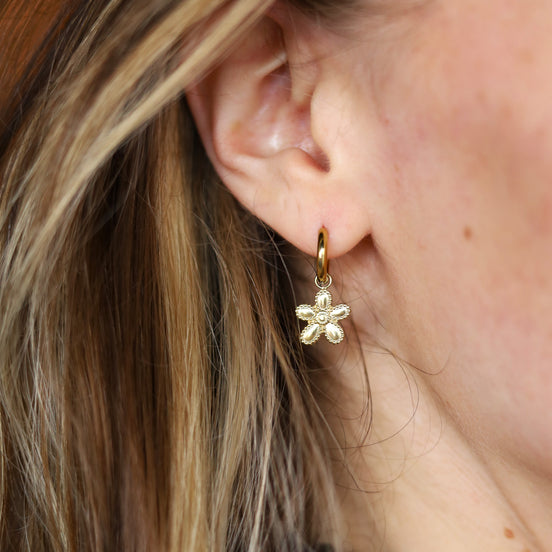 Stainless steel oorbellen met bloemetje goud