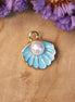 Enamel bedel - schelp met parel blauw