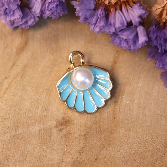 Emaille Charm - Muschel mit Perle blau