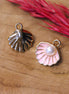 Enamel bedel - schelp met parel roze