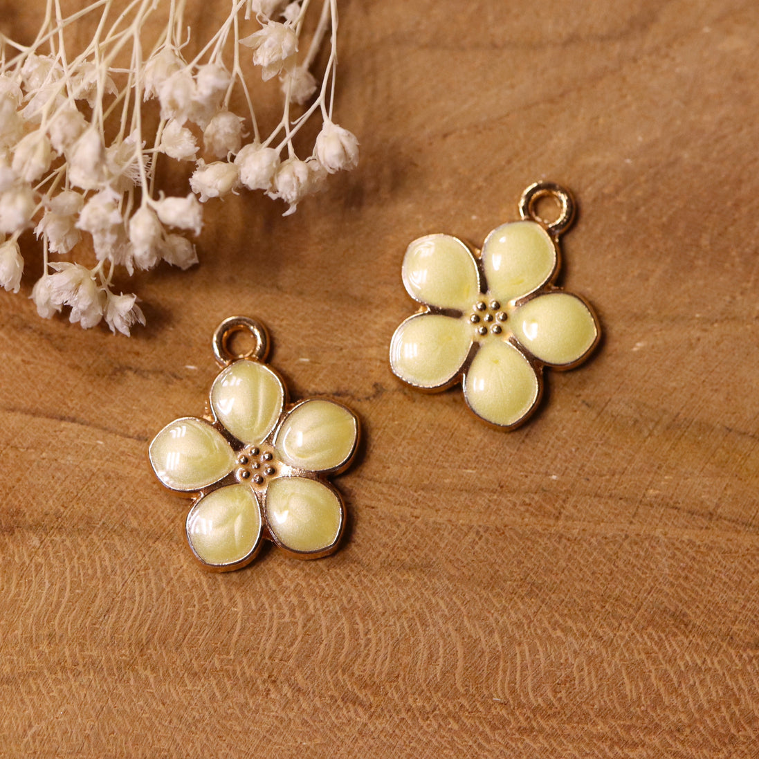 Enamel bedel - bloem geel