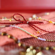 Kralenketting - bordeaux strik zilver