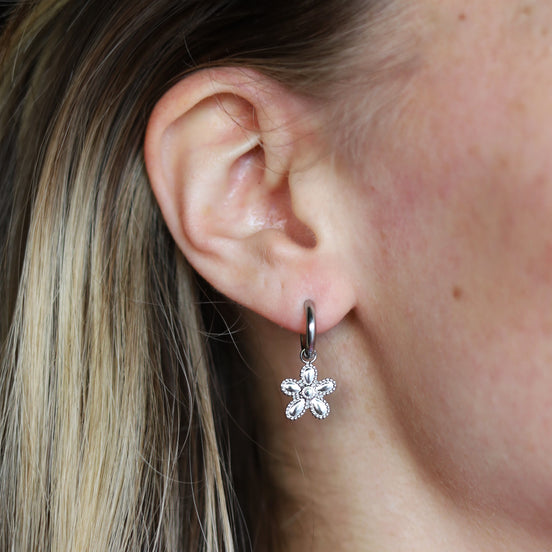 Stainless steel oorbellen met bloemetje zilver