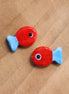 Lampwork kraal - visje rood blauw