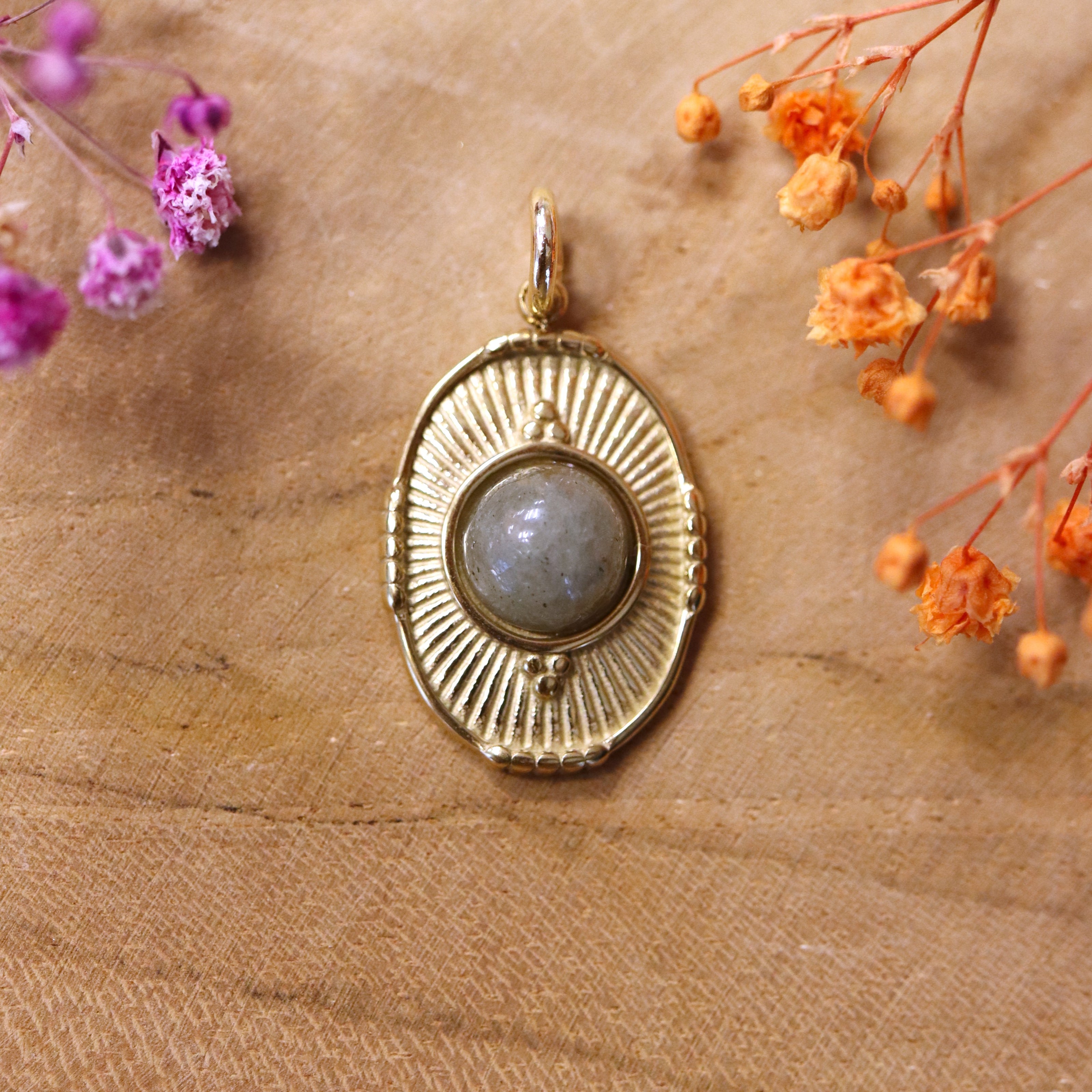 Kettingbedel stainless steel - goud met labradoriet