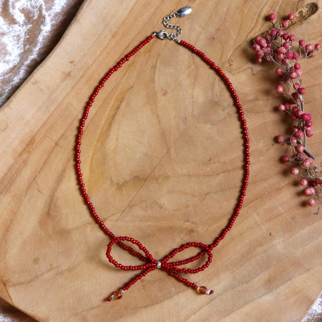 Kralenketting - bordeaux strik zilver