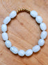 Armband glaskralen lichtblauw met goud